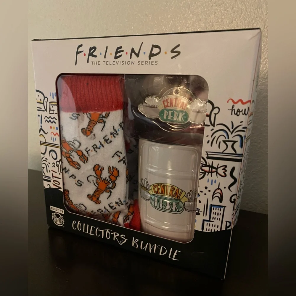FRIENDS Collectors Bundle | Central Perk Mug + Lobster Socks + Keychain | NWT - Picture 4 of 6